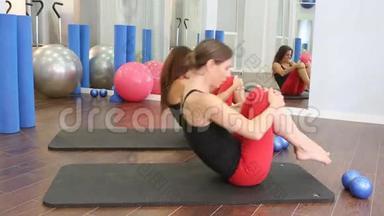 健美操运动使女子私人教练与学生在健身房连续