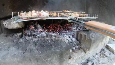在石壁炉的柴火上烤鸡