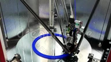 3D打印机打印一个蓝色物体，<strong>科技</strong>概念. 媒体。 电子<strong>三维</strong>