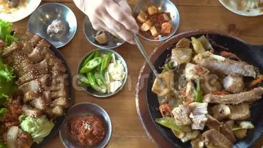传统的韩国美食-吃猪肉肚