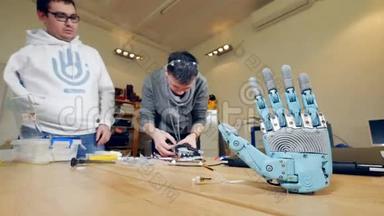4K. 仿生假肢。 工程师开发现代机器人装置-仿生手臂。