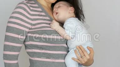 有趣的是，两个月大的新生儿睡在母亲的<strong>怀里</strong>。 <strong>妈妈</strong>摇她的小儿子