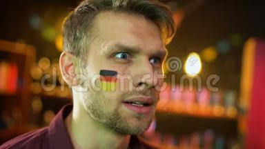 快乐的德国足球迷，脸上挂着旗子，为球队进球感到高兴，<strong>赢</strong>得了胜<strong>利</strong>