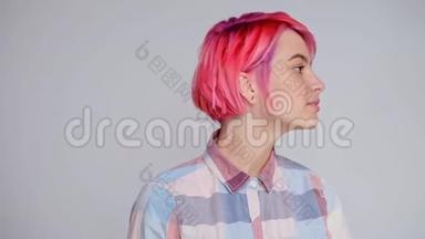 年轻漂亮的女孩，剪短头发的小精灵鲍勃。 色发色，红色粉色.. 地下室的衬衫，休闲的