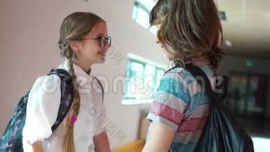 同学们在学校走廊里交谈，两个学童背着背包，回到学校，学校友谊