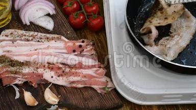 自制烹饪。 在厨房锅中烤猪肉或牛肉牛腩是用肉钳转动的。 西红柿、洋葱、大蒜