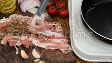 自制烹饪。 细切的猪肉或牛腩肉，用木厨房板上的肉钳叼走带有灰尘的香料