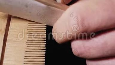 一个木工师傅用砂纸把<strong>木梳</strong>手工磨碎. 4千克