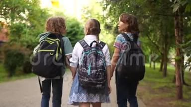 三个学校的朋友去<strong>上学</strong>，他们赶上了第四个女孩。 背面