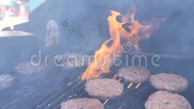 烤架上的美味肉汉堡。 烹制汉堡、火焰烤细鱼肉、猪肉、牛肉、羊肉、小牛肉和鸡片