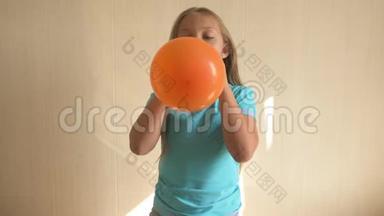 穿着蓝色T恤的快乐女孩在家里的浴室里吹着明亮的<strong>气球</strong>。 <strong>带</strong>针的金发男孩穿着<strong>气球</strong>。 浅