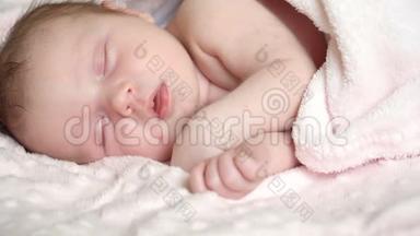 特写新生的小宝贝女孩正睡在床上，甜甜的梦到小宝贝，健康的睡觉..