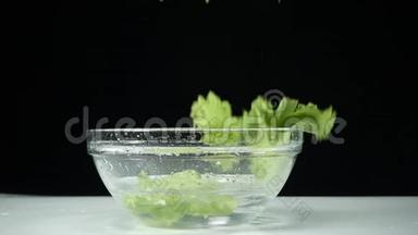 生菜叶和水。 蔬菜缓慢地<strong>落入</strong>水中。 有机和健康食品