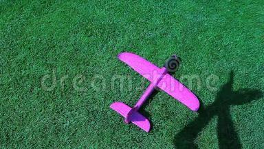 玩具飞机绿草手影背景高清镜头