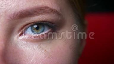 白种人模特华丽的绿眼在化妆中俯视镜头直，聚焦室内自然的外观，红色