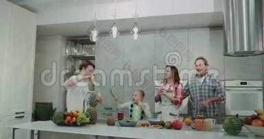 厨房里充满魅力和微笑的一家人一起玩泡泡，一起跳舞