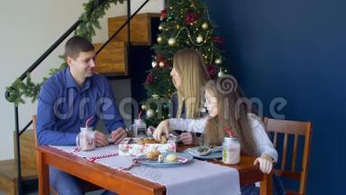 欢乐的家庭在圣诞前夜吃圣诞饼干