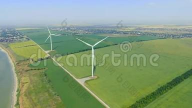 风电场在靠近大海的一个绿色大田的空中镜头
