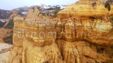 葡萄牙淡水河谷富拉多海滩的黄色岩石