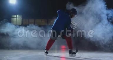 职业冰球运动员拿着棍子在冰上加速，突然停在镜头前