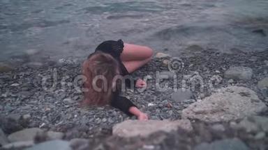 一个年轻的女孩躺在海边，<strong>没有</strong>知觉，<strong>没有</strong>动作。 那个女人面朝下躺在岸上。