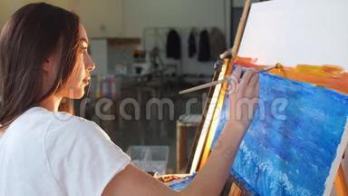 女画家在画架上画一幅画，画中画的是油画。