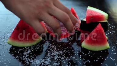 手拿西瓜糖浆的视频/脚，这是透明的杯子里，还有三角形的西瓜片