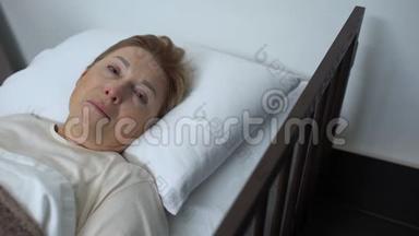 病入膏肓的老太太哭着看着镜头，躺在临终关怀的床上