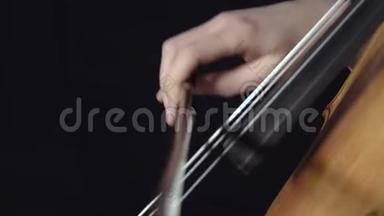女孩演奏大提琴专业<strong>抒情音乐</strong>。 黑色背景。 关门