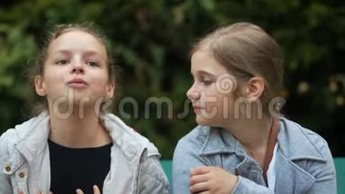 两个少女朋友笑了。 公园里的两个青少年女友。 特写肖像