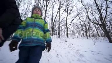 孩子们和爸爸一起在白雪皑皑的森林里雪橇，在寒假里玩得开心