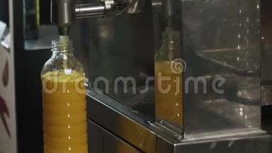 一位顾客正在超市里给<strong>自己做</strong>一瓶新鲜橙汁