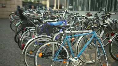 <strong>自行车</strong>停放在城市街道.. 一<strong>群自行车</strong>。