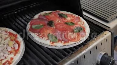 在Josper烧烤59.94fps4k餐厅用健康、生态友好的天然配料烹饪传统玛格丽特披萨