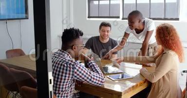 年轻的混合种族商业团队规划和坐在办公室4k<strong>会议室</strong>的正面视图