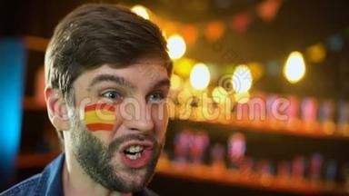 西班牙足球迷，脸上挂着<strong>旗子</strong>，为球队赢得比赛欢呼