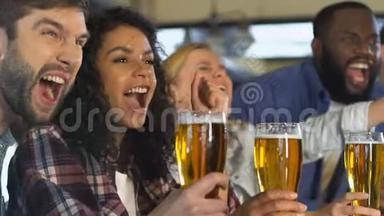 各族朋友喝啤酒，庆祝最喜爱的运动队进球，<strong>联赛</strong>