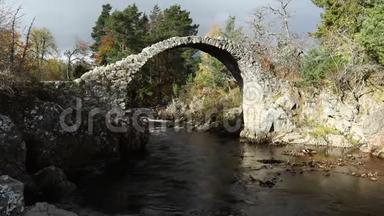 在凯<strong>恩斯</strong>国家公园的<strong>卡</strong>尔布里奇，这座神奇的古老的包马桥是<strong>斯</strong>科高地最古老的石桥