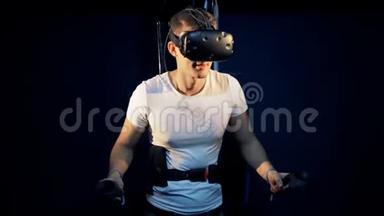 一个人在VR眼镜中移动双手。 机器人VR控制论游戏系统。