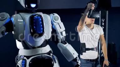人控制一个机器人，利用VR设备，特写..