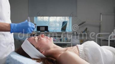 美容师在水疗中心用刷子敷面膜