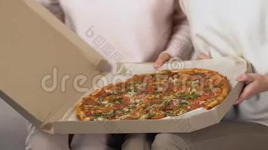 妇女打开带有新鲜口味披萨的纸板箱，提供食品<strong>配送服务</strong>