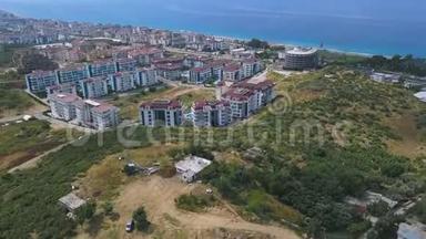 从空中俯瞰希腊沿海城市。 艺术。 许多建筑和房屋建在蓝色前面的丘陵地区