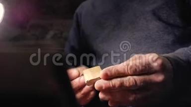 一个熟练的木匠手里拿着一把<strong>木梳</strong>，在进一步加工前检查它。 4千克