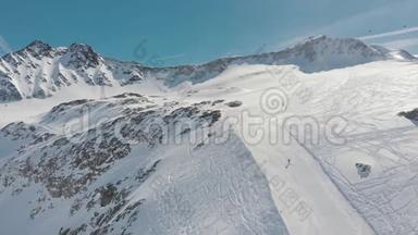 山地滑雪胜地，人们在雪坡上滑雪，在天空中攀登滑雪电梯，无人驾驶飞机观看
