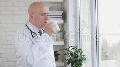 带着放松的医生在医疗室喝咖啡或茶，慢动作