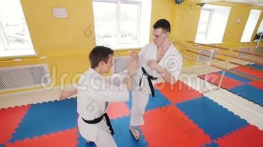 两个男人训练他们的合气道技能。 训练他们的战斗。 保护自己不受腿部撞击