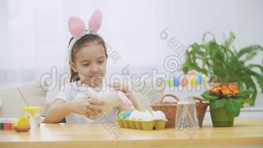 不错，可爱的女孩正在和复活节兔子玩，可爱的女孩在拉兔子，并把它。 一个女孩