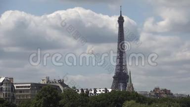 随着云层在市中心和埃菲尔铁塔上空的快速移动，巴黎城时间流逝