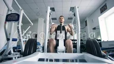 年<strong>轻运动</strong>员在健身房里坐着锻炼体重